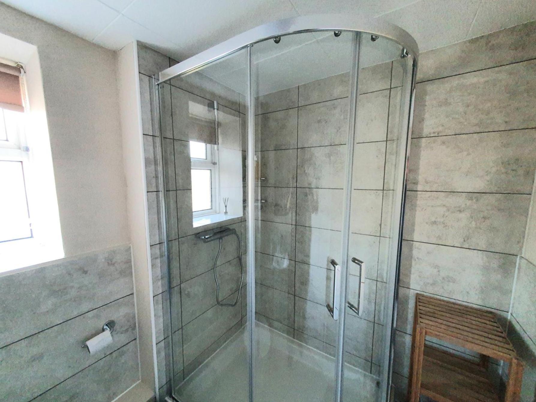 Wentworth Apartment With 2 Bedrooms, Superfast Wi-Fi And Parking Sittingbourne Exteriér fotografie
